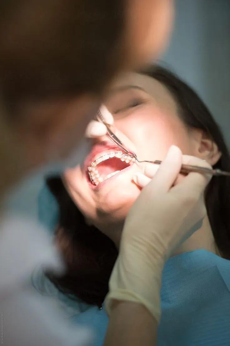 Paciente sendo atendido por dentista